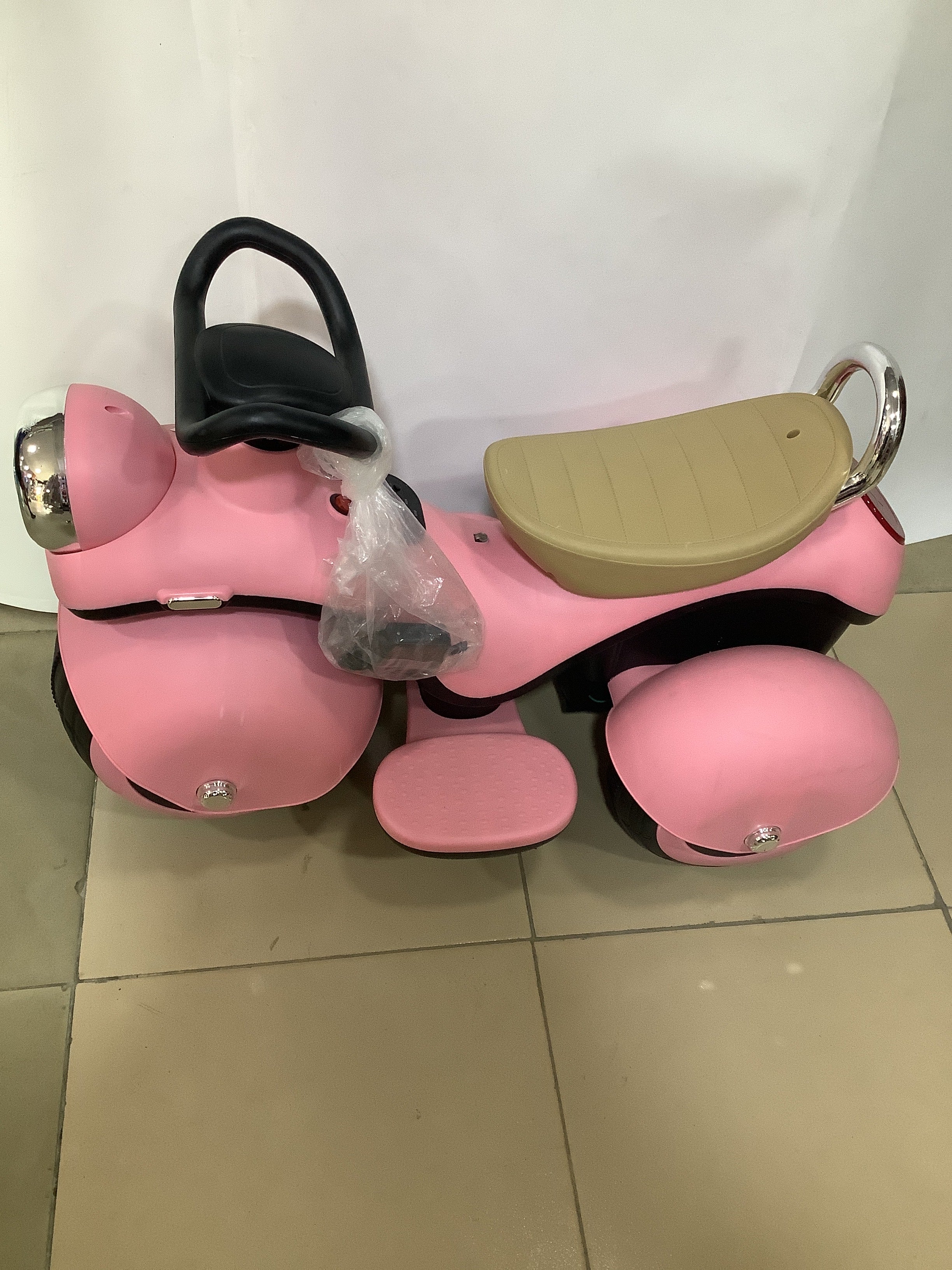 Electronic tricycle for children