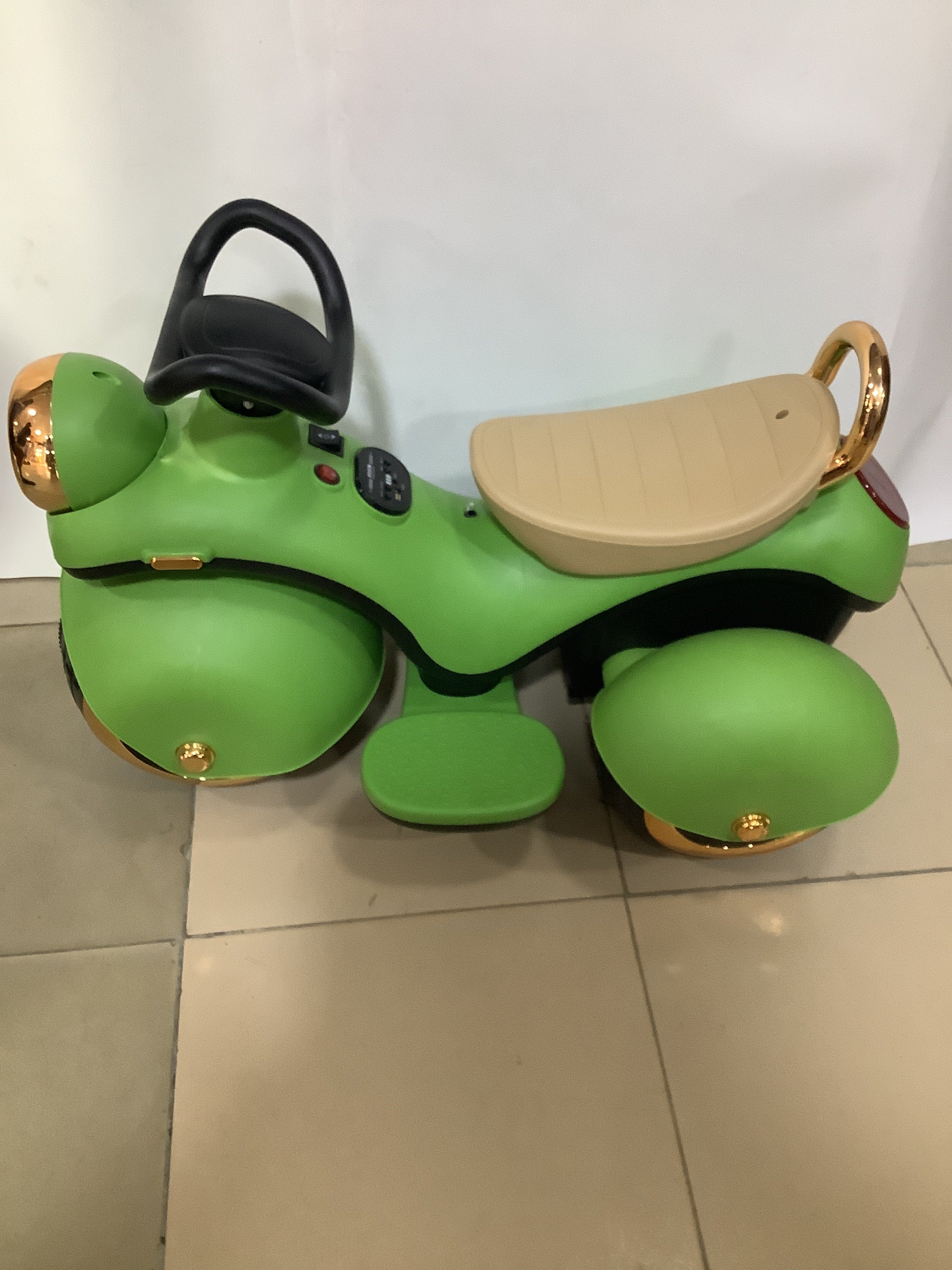 Electronic tricycle for children